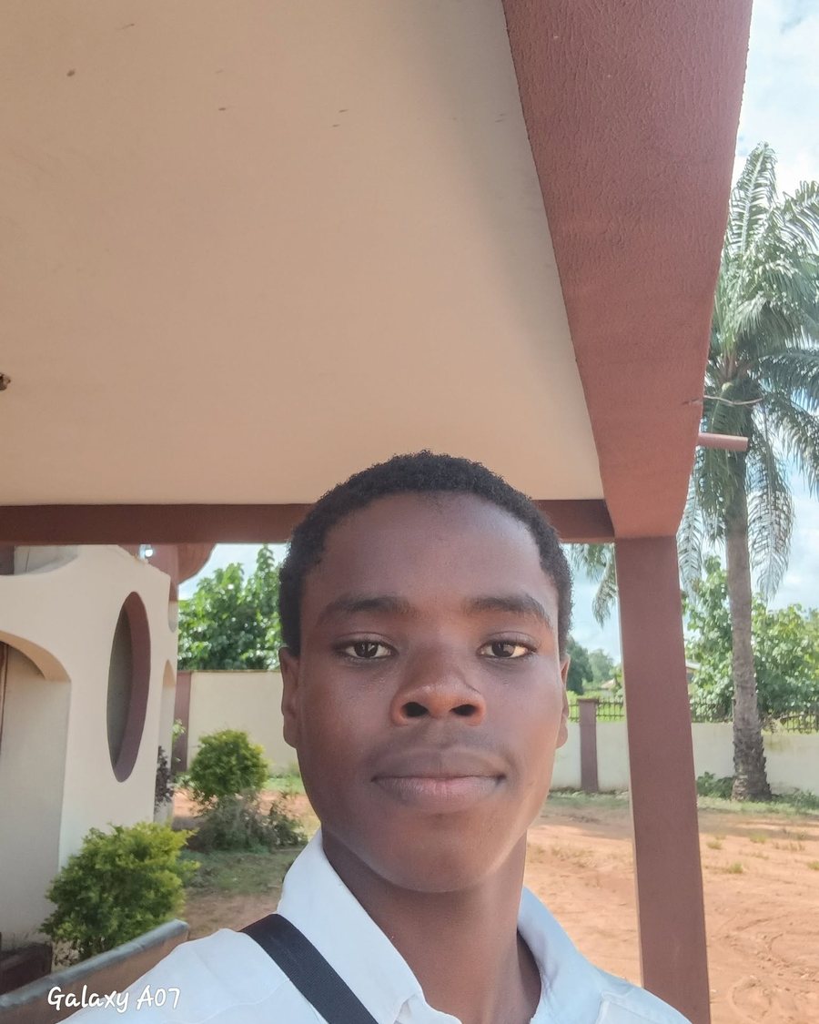 Tutor Emmanuel Etimbok, Physics, Chemistry and Biology teacher at Nkuzify Edu